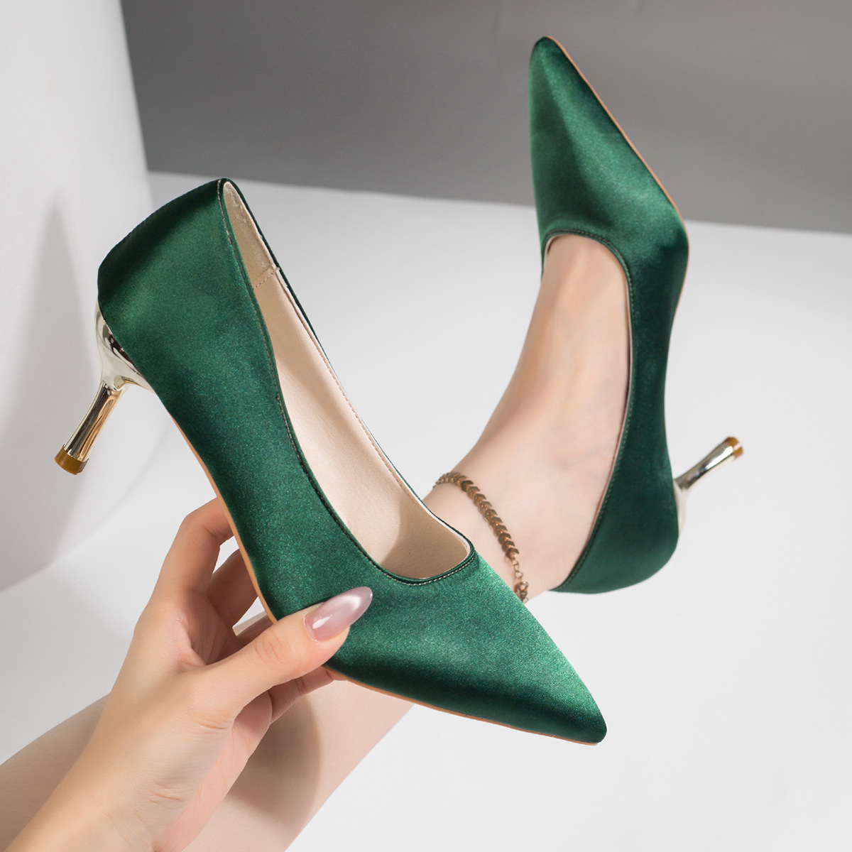 รองเท้าส้นสูงผ้าซาตินสีเขียวสำ - Court Heel Pointed บทวิจารณ์และราคา